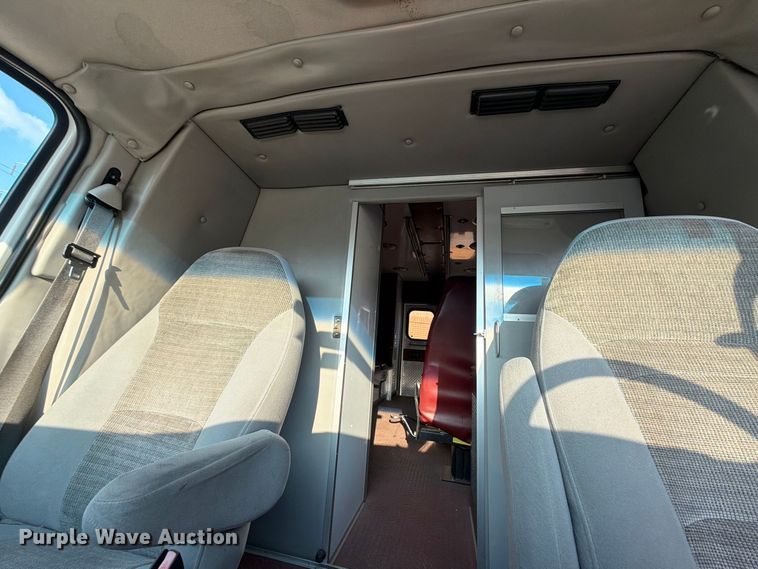 image for item EW8958 2003 Ford E450 ambulance