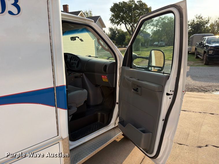 image for item EW8958 2003 Ford E450 ambulance