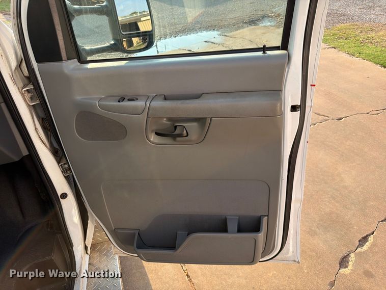 image for item EW8958 2003 Ford E450 ambulance