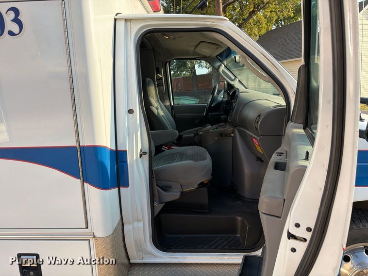 image for item EW8958 2003 Ford E450 ambulance