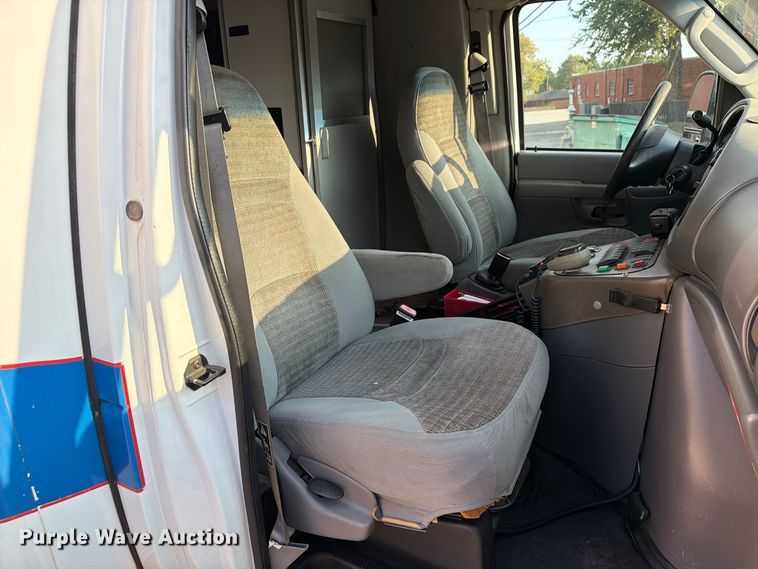 image for item EW8958 2003 Ford E450 ambulance