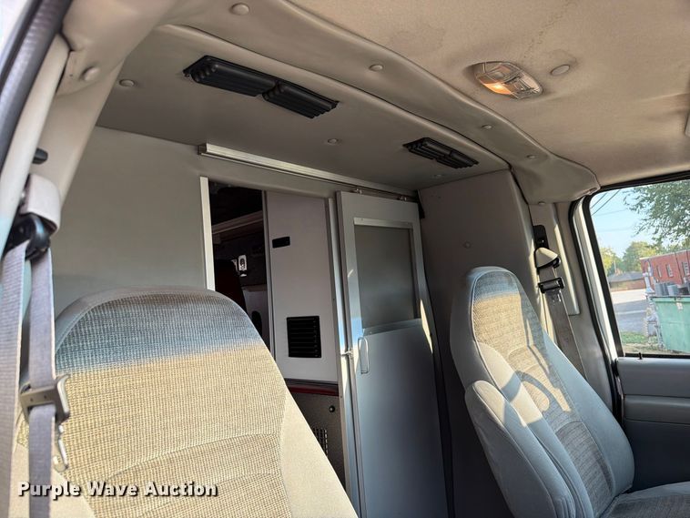 image for item EW8958 2003 Ford E450 ambulance