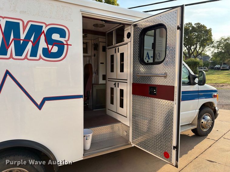 image for item EW8958 2003 Ford E450 ambulance