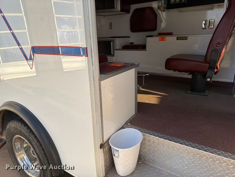 image for item EW8958 2003 Ford E450 ambulance