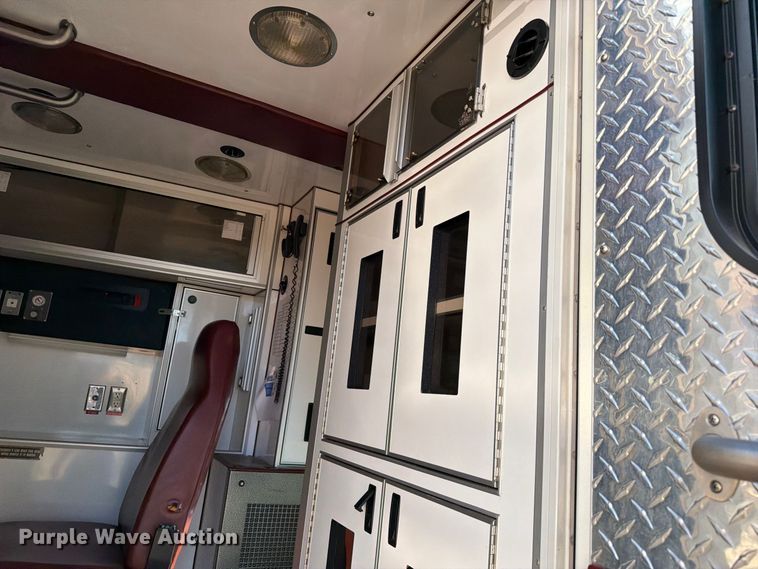 image for item EW8958 2003 Ford E450 ambulance