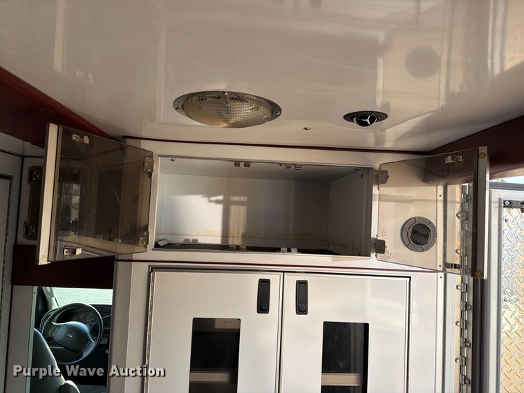 image for item EW8958 2003 Ford E450 ambulance