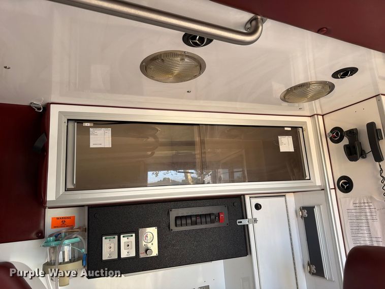 image for item EW8958 2003 Ford E450 ambulance