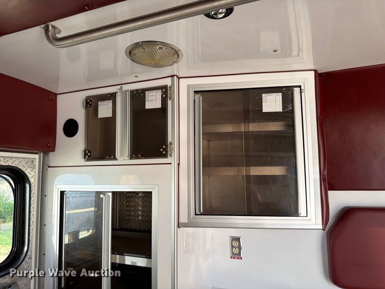image for item EW8958 2003 Ford E450 ambulance