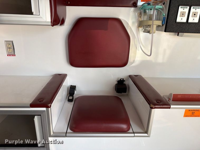 image for item EW8958 2003 Ford E450 ambulance