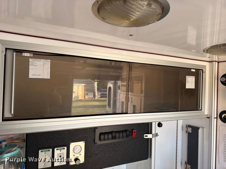 image for item EW8958 2003 Ford E450 ambulance
