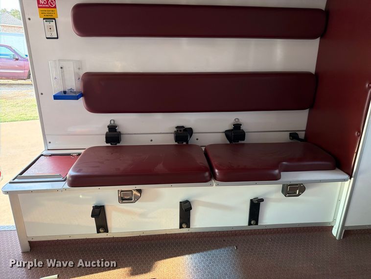 image for item EW8958 2003 Ford E450 ambulance
