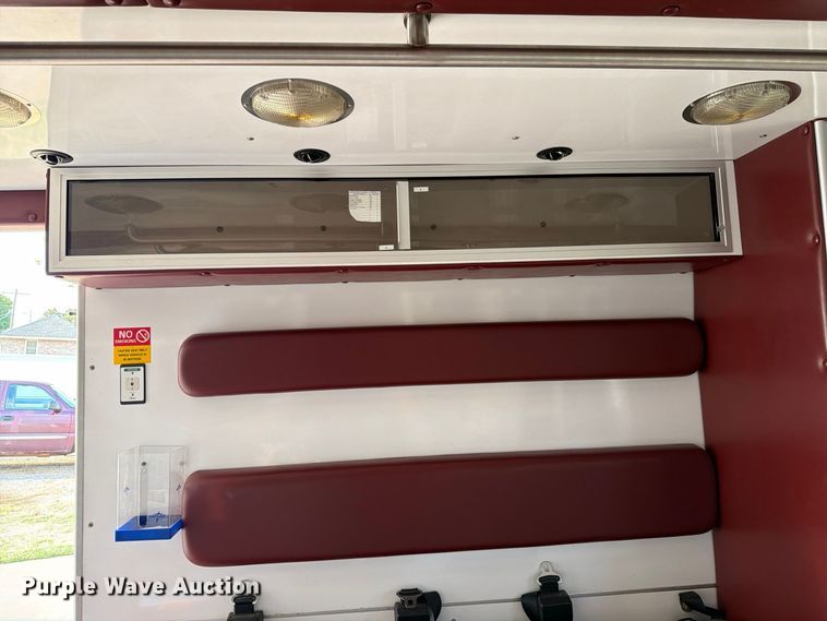 image for item EW8958 2003 Ford E450 ambulance