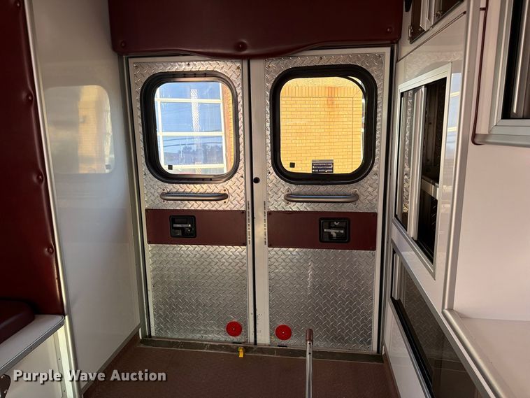 image for item EW8958 2003 Ford E450 ambulance
