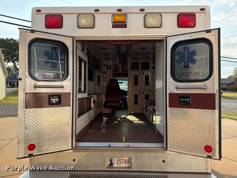 image for item EW8958 2003 Ford E450 ambulance