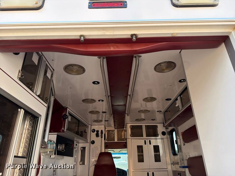 image for item EW8958 2003 Ford E450 ambulance