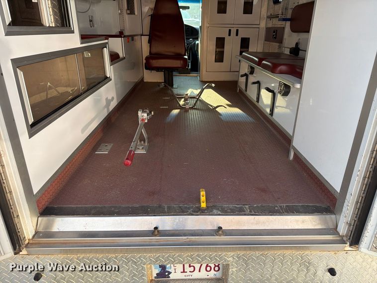 image for item EW8958 2003 Ford E450 ambulance