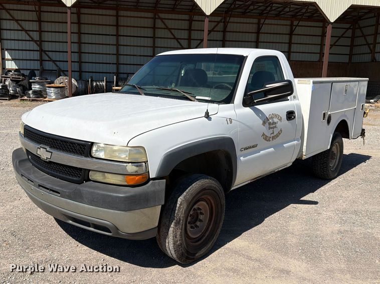 2002 Chevrolet Silverado 2500HD utility bed pickup truck