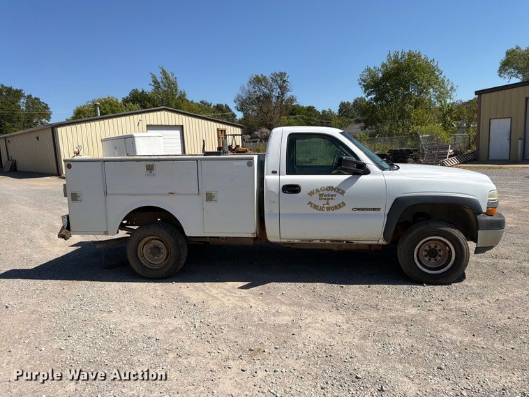 image for item EX0050 2002 Chevrolet Silverado 2500HD utility bed pickup truck