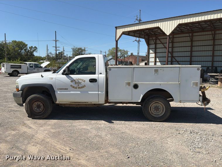 image for item EX0050 2002 Chevrolet Silverado 2500HD utility bed pickup truck