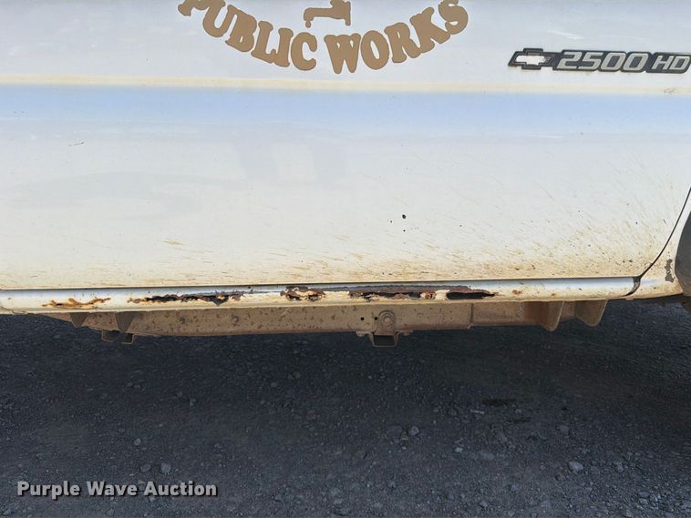 image for item EX0050 2002 Chevrolet Silverado 2500HD utility bed pickup truck