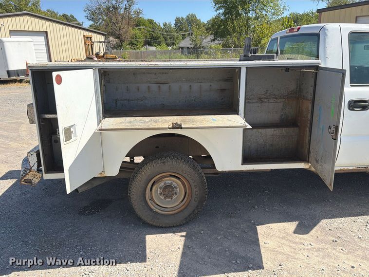 image for item EX0050 2002 Chevrolet Silverado 2500HD utility bed pickup truck