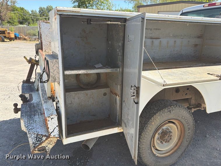 image for item EX0050 2002 Chevrolet Silverado 2500HD utility bed pickup truck