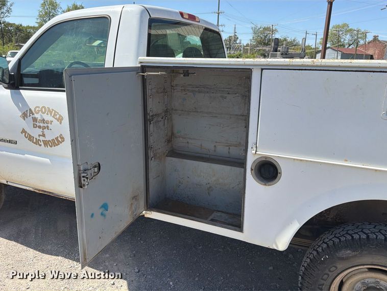 image for item EX0050 2002 Chevrolet Silverado 2500HD utility bed pickup truck