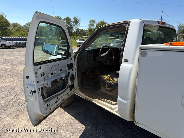 image for item EX0050 2002 Chevrolet Silverado 2500HD utility bed pickup truck