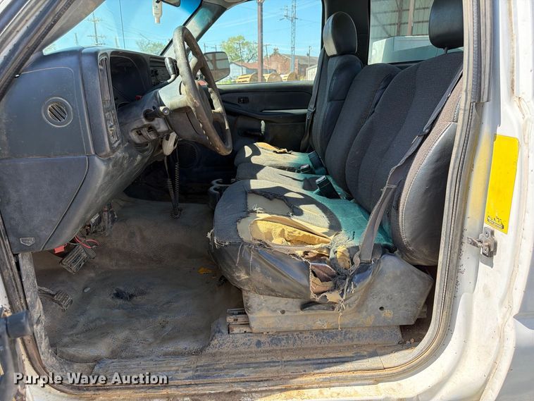 image for item EX0050 2002 Chevrolet Silverado 2500HD utility bed pickup truck