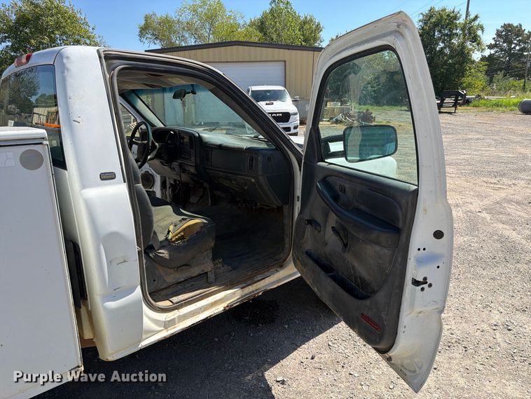 image for item EX0050 2002 Chevrolet Silverado 2500HD utility bed pickup truck