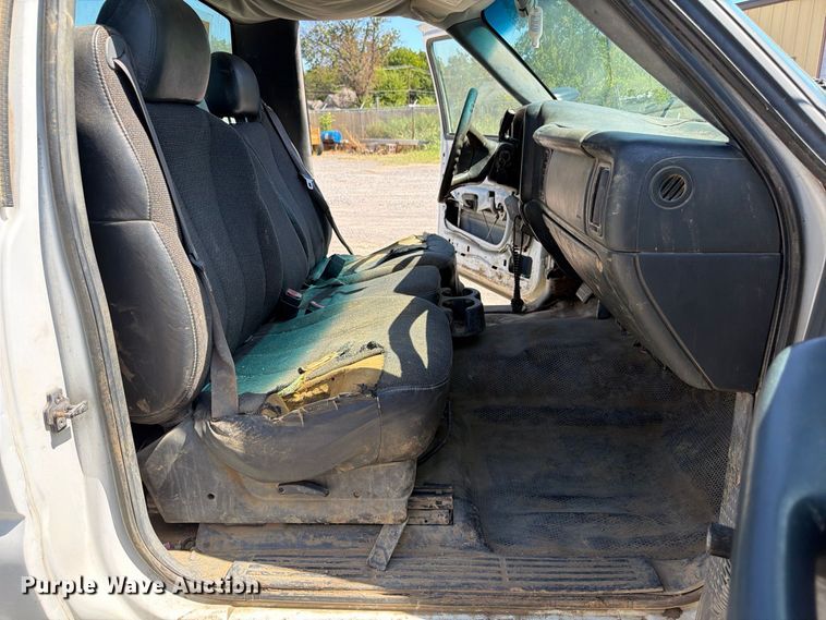 image for item EX0050 2002 Chevrolet Silverado 2500HD utility bed pickup truck