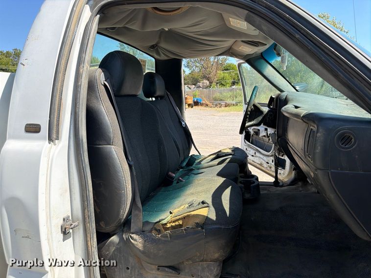 image for item EX0050 2002 Chevrolet Silverado 2500HD utility bed pickup truck
