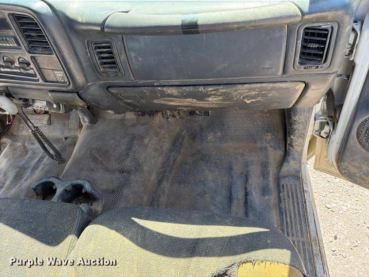 image for item EX0050 2002 Chevrolet Silverado 2500HD utility bed pickup truck