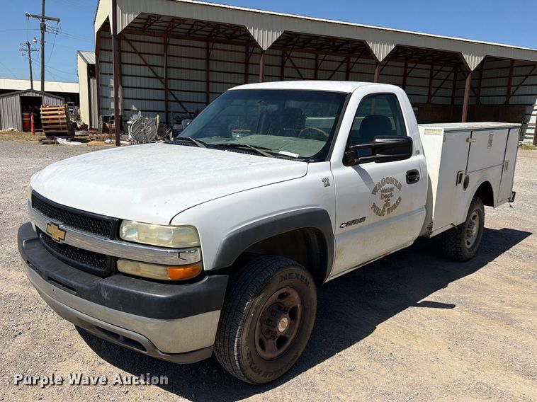 2002 Chevrolet Silverado 1500 utility bed pickup truck