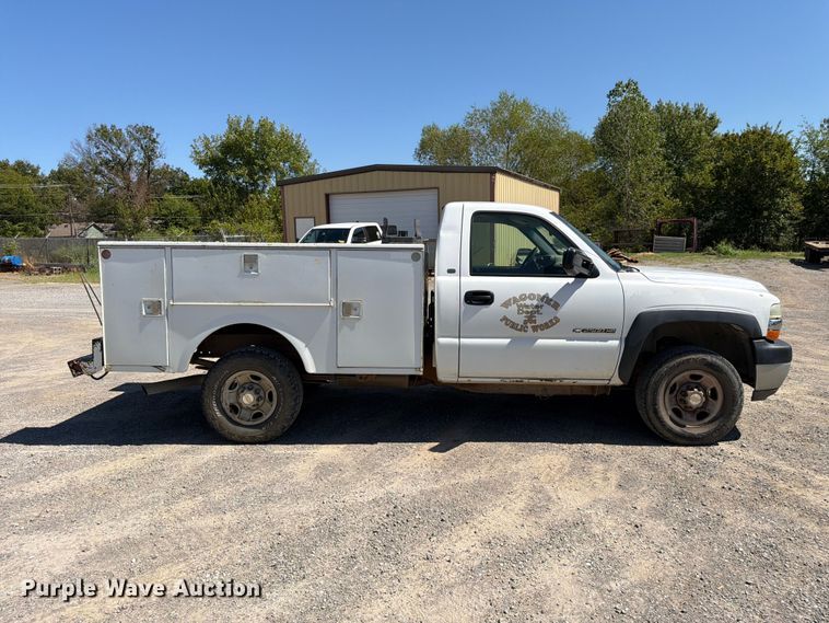 image for item EX0051 2002 Chevrolet Silverado 1500 utility bed pickup truck