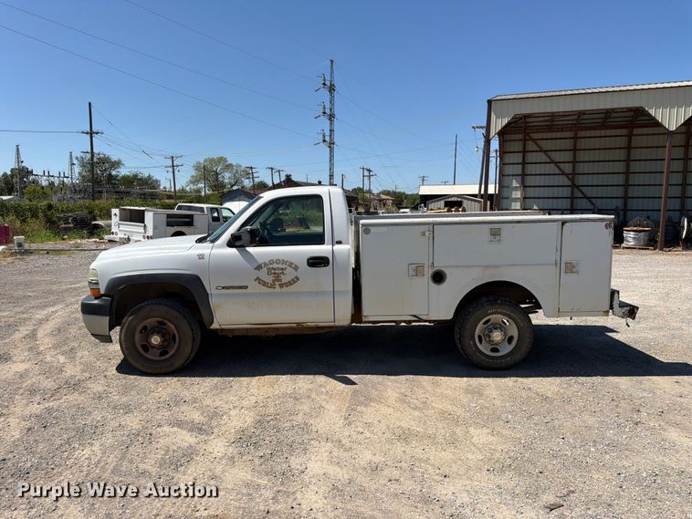 image for item EX0051 2002 Chevrolet Silverado 1500 utility bed pickup truck