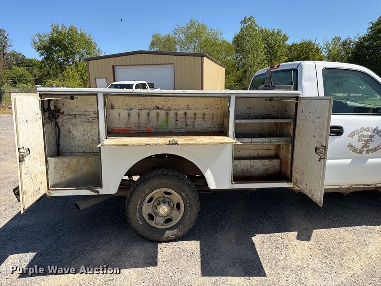 image for item EX0051 2002 Chevrolet Silverado 1500 utility bed pickup truck