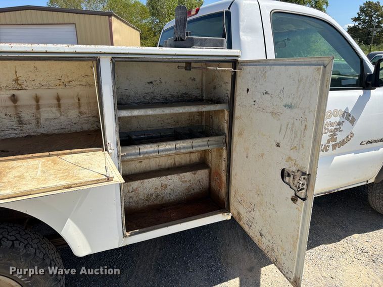 image for item EX0051 2002 Chevrolet Silverado 1500 utility bed pickup truck