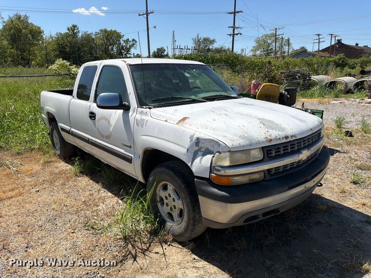 image for item EX0052 2001 Chevrolet Silverado 1500 Ext. Cab pickup truck