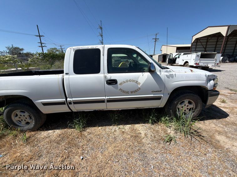 image for item EX0052 2001 Chevrolet Silverado 1500 Ext. Cab pickup truck