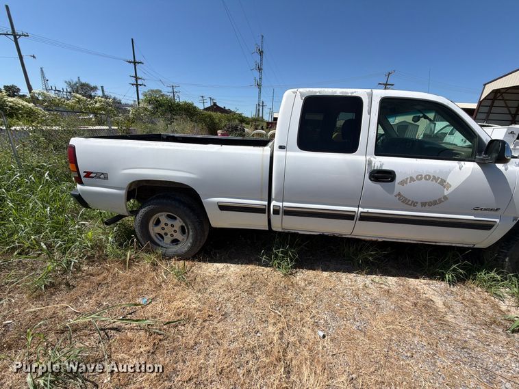 image for item EX0052 2001 Chevrolet Silverado 1500 Ext. Cab pickup truck