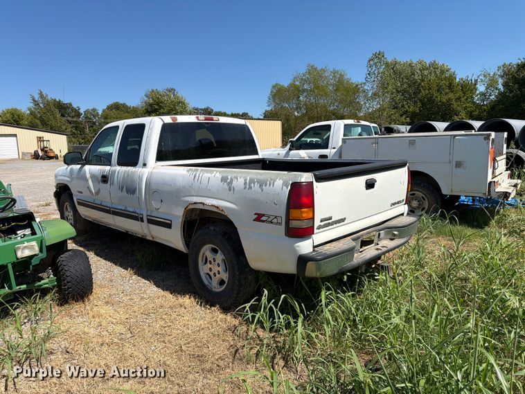 image for item EX0052 2001 Chevrolet Silverado 1500 Ext. Cab pickup truck