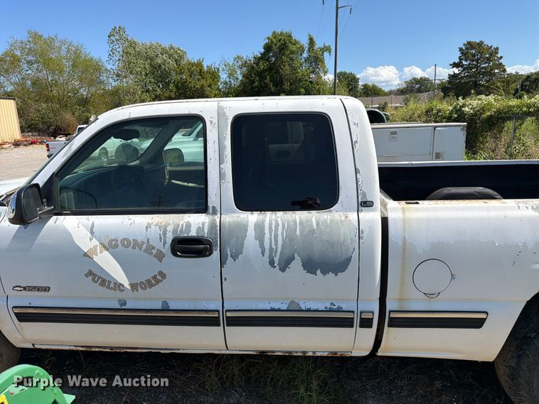 image for item EX0052 2001 Chevrolet Silverado 1500 Ext. Cab pickup truck