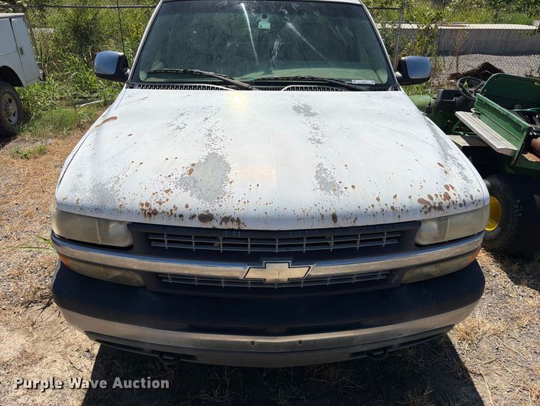 image for item EX0052 2001 Chevrolet Silverado 1500 Ext. Cab pickup truck