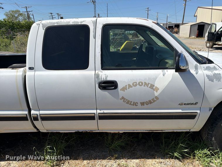image for item EX0052 2001 Chevrolet Silverado 1500 Ext. Cab pickup truck