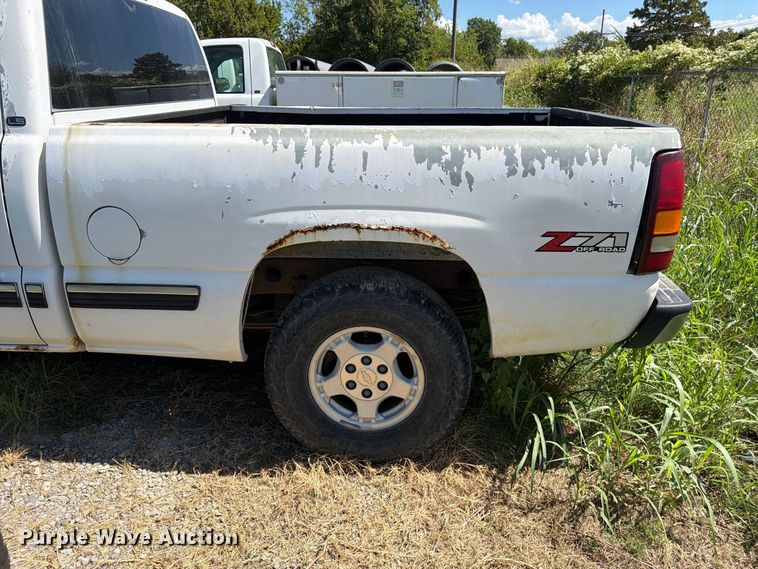 image for item EX0052 2001 Chevrolet Silverado 1500 Ext. Cab pickup truck