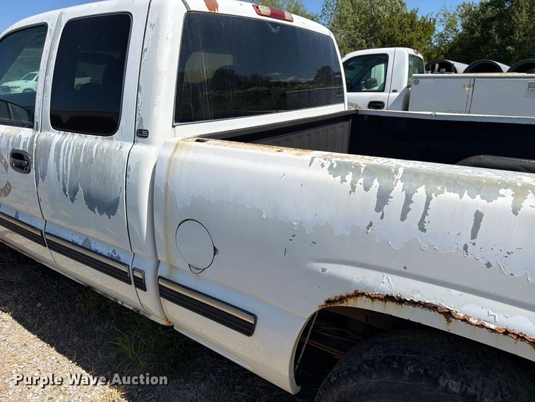 image for item EX0052 2001 Chevrolet Silverado 1500 Ext. Cab pickup truck