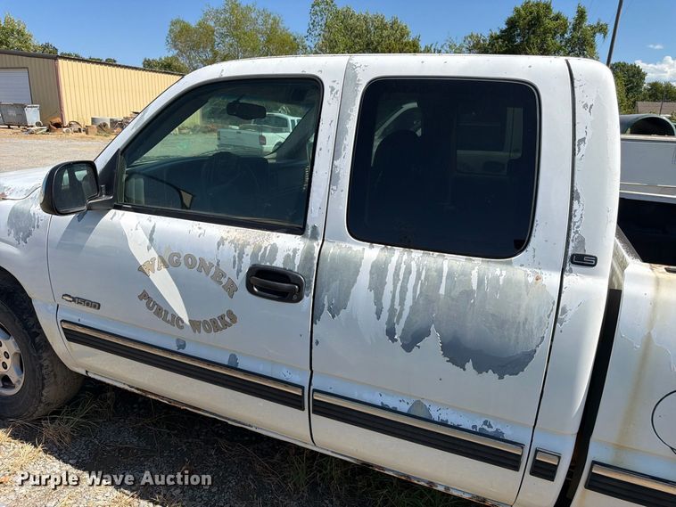 image for item EX0052 2001 Chevrolet Silverado 1500 Ext. Cab pickup truck