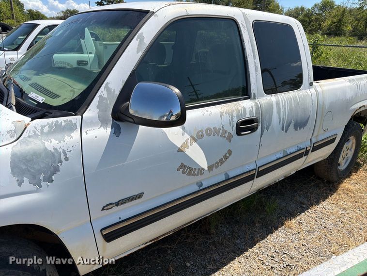image for item EX0052 2001 Chevrolet Silverado 1500 Ext. Cab pickup truck