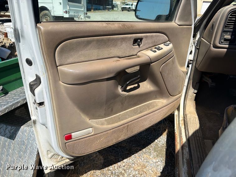 image for item EX0052 2001 Chevrolet Silverado 1500 Ext. Cab pickup truck